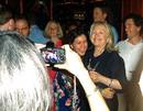 Hillary Clinton se hace una foto en el Caf&eacute; Havana