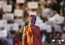 La senadora por Nueva York, Hillary Clinton, ante miles de delegados en la Convenci&oacute;n Dem&oacute;crata de Denver.