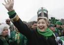 La candidata dem&oacute;crata a la presidencia de EE.UU, Hillary Clinton, hace la ola durante el desfile de San Patricio celebrado en Pittsburgh, Pennsylvania.