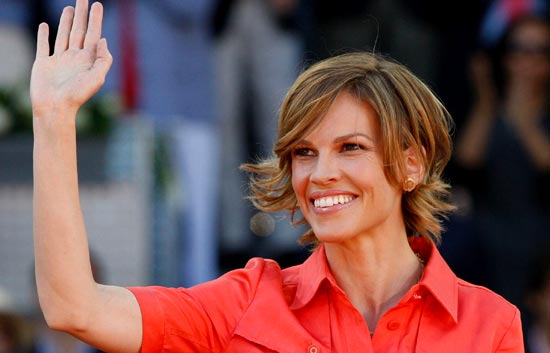 Ver v&iacute;deo  'Hillary Swank entrega el cochazo'