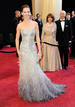 Hillary Swank luci&oacute; uno de los modelos m&aacute;s aclamados. Este vestido en tono gris ostra con falda cuajada de plumas