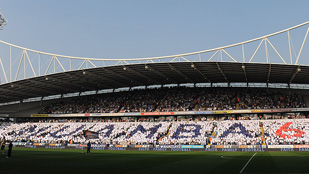 Ver v&iacute;deo  'Los hinchas del Bolton rinden homenaje a Muamba con un gran mosaico'