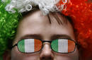 Un ni&ntilde;o lleva unas gafas con los colores de la bandera de Irlanda en la celebraci&oacute;n de San Patricio en Londres.
