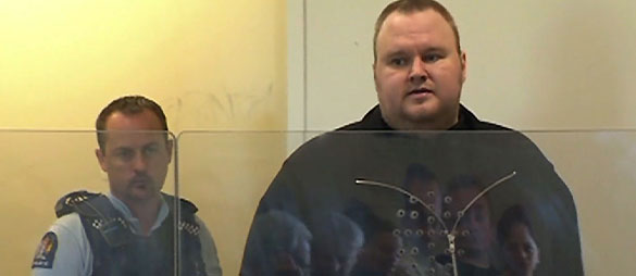 Kim Dotcom seguirá en prisión al denegársele la libertad condicional por considerar que existe riesgo de fuga. Kim Dotcom seguirá en prisión al denegársele la libertad condicional por considerar que existe riesgo de fuga.