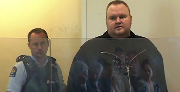 Kim 'Dotcom', fundador de Megaupload, escoltado por un polic&iacute;a