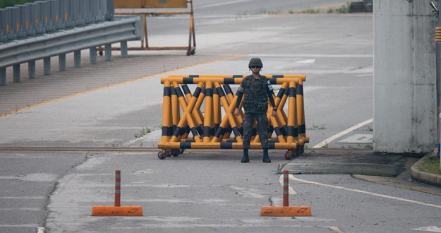 Un soldado surcoreano guarda su posición en la frontera entre ambas Coreas, en el complejo industrial de Kaesong.