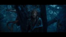 El hobbit Bilbo Bolsón se esconde de una de las arañas del Bosque Negro.