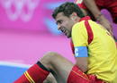 El capit&aacute;n del equipo espa&ntilde;ol de hockey, Santiago Freixa, dolido tras lesionarse el brazo izquierdo durante el partido contra la selecci&oacute;n de Pakist&aacute;n, correspondiente a los Juegos Ol&iacute;mpicos de Londres 2012.