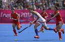 La holandesa Naomi van As (c) ante las chinas durante el partido de la ronda preliminar de hockey femenino de los Juegos Ol&iacute;mpicos Londres 2012, Holanda vs China.