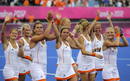 Las holandesas celebran su victoria ante China en el partido de la ronda preliminar de hockey femenino de los Juegos Ol&iacute;mpicos Londres 2012, Holanda vs China, en Londres.