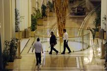 Un hombre armado afín al régimen camina en el hotel Rixos de Trípoli, donde se hospeda la prensa extranjera Un hombre armado afín al régimen camina en el hotel Rixos de Trípoli, donde se hospeda la prensa extranjera
