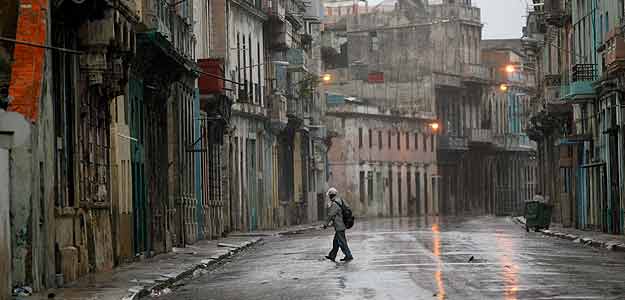 Un hombre camina por una calle de La Habana