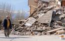 Un hombre contempla los escombros a los que qued&oacute; reducida una vivienda tras el terremoto
