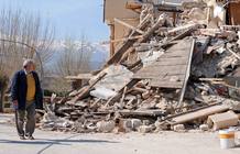 Un hombre contempla los escombros a los que qued&oacute; reducida una vivienda tras el terremoto