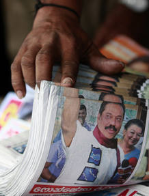 Un hombre cuenta copias de un peri&oacute;dico local en Sri Lanka.