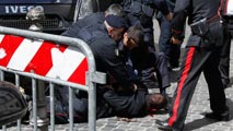 Ir al Video&nbsp;Un hombre "desesperado" hiere a dos polic&iacute;as y una embarazada en un tiroteo en Roma