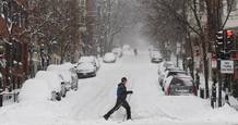 Un hombre esquía por las calles de Boston (EE.UU.) para poder atravesar la calle Un hombre esquía por las calles de Boston (EE.UU.) para poder atravesar la calle