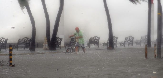 Un hombre hace frente al intenso viento que sacude la ciudad filipina de Manila