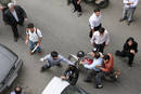 Un hombre iran&iacute; a palazos contra un hombre durante las protestas en Tehran.