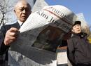 Un hombre lee la edici&oacute;n especial de los medios tras la muerte de Kim Jong-il.