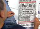 Un hombre lee la portada de 