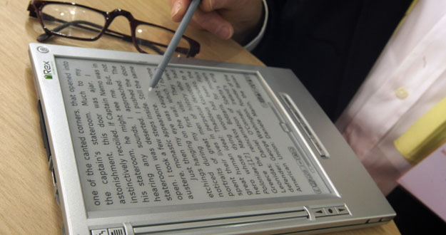 Un hombre leyendo un libro electr&oacute;nico