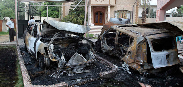 Un hombre mira varios coches quemados tras un ataque israel&iacute; en Gaza