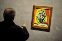Un hombre observa la obra "Tete d'homme", del artista malagueño Pablo Picasso. Un hombre observa la obra "Tete d'homme", del artista malagueño Pablo Picasso.