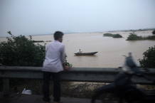 Un hombre observa una zona inundada mientras el tifón Ketsana golpea tierra en la región central de Vietnam Un hombre observa una zona inundada mientras el tifón Ketsana golpea tierra en la región central de Vietnam