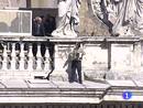 Ir al Video&nbsp;Un hombre quema una biblia en la Plaza de San Pedro en el Vaticano