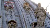 Ir al Video&nbsp;Un hombre se encarama a la c&uacute;pula del Vaticano en protesta contra el euro