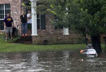 Un hombre sufre las consecuencias de las inundaciones en un barrio residencial de Louisiana Un hombre sufre las consecuencias de las inundaciones en un barrio residencial de Louisiana