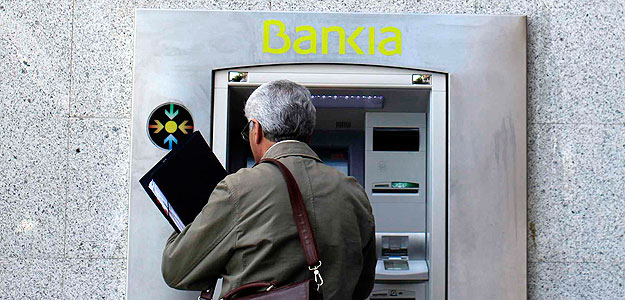 Un hombre utiliza un cajero de Bankia en Madrid