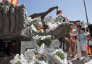 Los asistentes al homenaje en la Plaza de la Rep&uacute;blica Argentina han depositado flores.