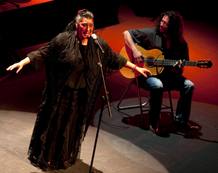 Raimundo Amador toca la guitarra para la cantaora Remedios Amaya durante su actuación en el Homenaje a Camarón Raimundo Amador toca la guitarra para la cantaora Remedios Amaya durante su actuación en el Homenaje a Camarón