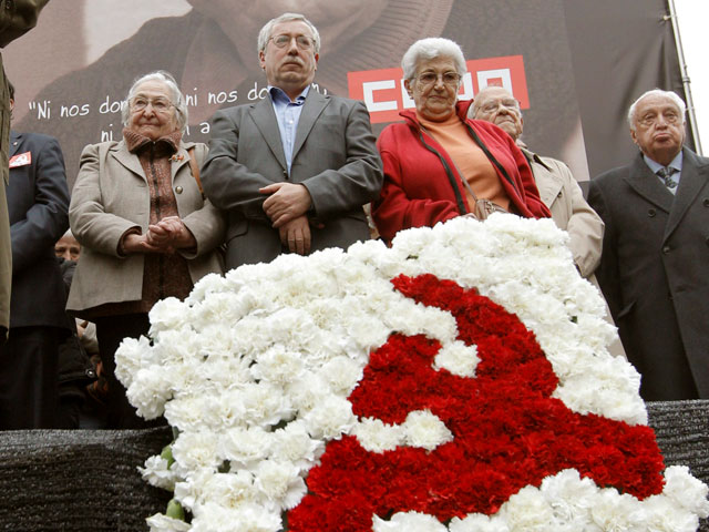 Marcelino Camacho, enterrado tras recibir un homenaje en la Puerta de Alcal&aacute;