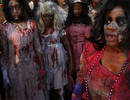 Los fans, ataviados como zombies, a la espera de iniciar la representaci&oacute;n de Thriller.