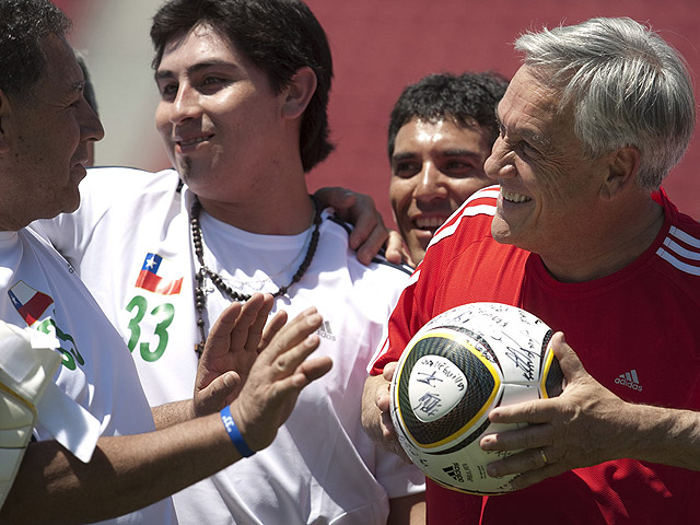 Los mineros chilenos rescatados son homenajeados por su gobierno