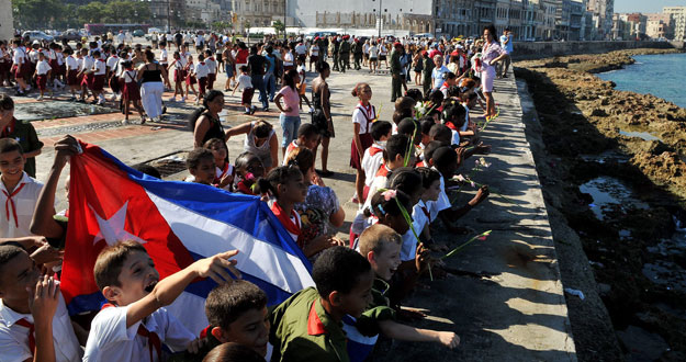 Cientos de ni&ntilde;os, en un homenaje en Cuba a Camilo Cienfuegos.