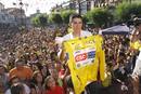 Carlos Sastre muestra su mayot amarillo al frente de la concentraci&oacute;n que sus paisanos convocaron en su honor en El Barraco (&Aacute;vila).