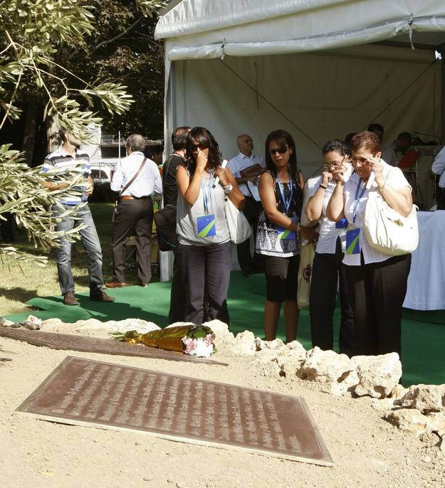 Algunos de los familiares miran la placa conmemorativa por las v&iacute;ctimas