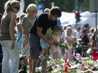 Ver v&iacute;deo  'Homenajes en toda Noruega una semana despu&eacute;s de los atentados'