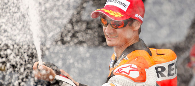 Dani Pedrosa celebra en el podio su tercera plaza conseguida en Jerez.