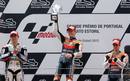 El australiano Casey Stoner celebra en el podio de Estoril su victoria en el GP de Portugal
