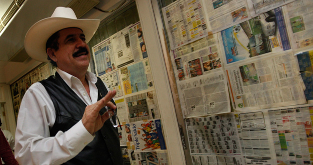 Zelaya, en una imagen reciente en el interior de la embajada de Brasil en Tegucigalpa. Zelaya, en una imagen reciente en el interior de la embajada de Brasil en Tegucigalpa.