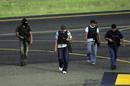 Miembros de las Fuerzas Armadas caminan armados por la pista de aterrizaje del aeropuerto de Toncontin, en Tegucigalpa, donde era esperado el avi&oacute;n del presidente depuesto.