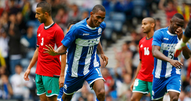 El hondure&ntilde;o Jerry Bengtson celebra su primer gol ante Marruecos.