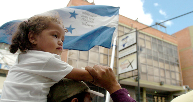 Una ni&ntilde;a, junto al Tribunal Supremo Electoral de Honduras.