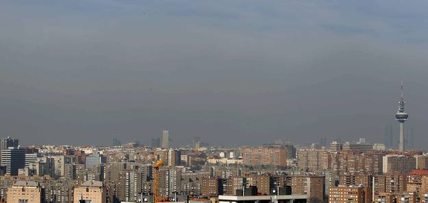 El horizonte de la ciudad de Madrid queda difuminado por la contaminación