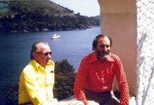 Fotografia facilitada por Horst Lehwald (i) que posa junto al doctor Hans Schilling, en la terraza de El Bulli en los a&ntilde;os 60.